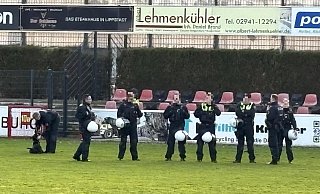 Damit ihn heimische Fans nicht stürmen konnten, sicherte die Polizei nach dem Spiel des SV Lippstadt gegen den FC Gütersloh den Auswärtsblock. - NW