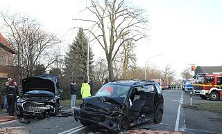 Durch die Wucht des Aufpralls wurde der Opel (r.) um die eigene Achse geschleudert. Vor Ort waren Feuerwehr und Polizei sowie ein Rettungshubschrauber und ein Rettungswagen. - Klaus Frensing