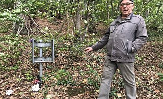 Martin Krietemeier ärgert sich über abmontierte Mülltonnen und herumliegende Abfälle im Liebesweg. - Anna-Lena Hinder