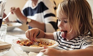 Auch Gütersloher Gastronomen berichten, dass Kinder teilweise Essen durch die Gegend schmeißen oder Wände beschmieren. Einige wollen öffentlich auch nicht über das Thema sprechen – auch Angst vor einem Shitstorm. - picture alliance / Westend61