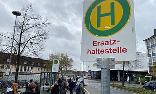 Jeweils nur ein einzelnes Schild weist auf die Ersatzhaltestellen für Bahnreisende und Pendler hin. Direkt vor dem Gütersloher Bahnhof ist die Station für den Bus in Richtung Bielefeld. Auf der gegenüberliegenden Seite geht es nach Rheda-Wiedenbrück. - Christian Bröder