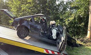 Ein 20-Jähriger krachte mit dem VW frontal gegen einen Baum. MT-Foto: - Janina Pietruschka