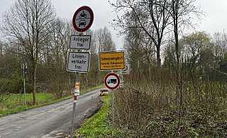 Mehrere kleine Gemeindestraßen, wie die Straße Dreianger in Rödinghausen, wurden für den Zeitraum der Baustelle zu Anliegerstraßen deklariert. - Jenny Westhues