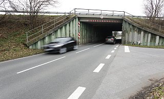 An der Unterführung der Autobahn 2 auf der Bleichestraße ist es bereits häufiger zu schweren Unfällen gekommen. Sie ist sehr eng, weshalb hier Tempo 70 gilt und ein Überholverbot angeordnet ist. Rechts ist neben der Durchfahrt erinnert ein Kreuz an einen 26-Jährigen, der hier 2019 tödlich verunglückt ist. - Thoering33161 Hoevelhof