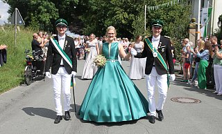 Sebastian Funke und seine Frau Carina sind das neue Königspaar in Barkhausen. - Johannes Büttner