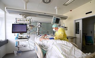 Männer sind nach einer Infektion mit dem Coronavirus häufiger auf eine intensivmedizinische Versorgung angewiesen als Frauen. - picture alliance