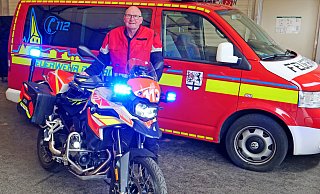 Johannes Grothoff mit dem neuen Motorrad für den Katastrophenschutz und die Feuerwehren im Kreis Paderborn. - Ralph Meyer