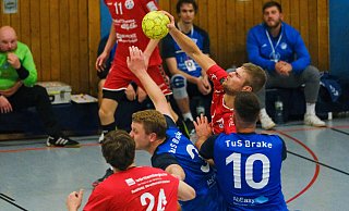 Bjarne Franz (am Ball) setzte sowohl im Angriff der TSG-Reserve als auch in deren Abwehr gegen Brake entscheidende Akzente. - Andreas Zobe