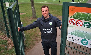 So leicht kommt bei ihm keiner durch. FCG-Abwehrspieler Pascal Widdeke weiß, wie man den laden dicht macht. - Gregor Winkler