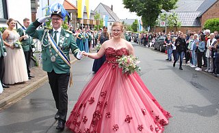 Das Königspaar Thomas und Theresa Wieners-Rehrmann steht im Mittelpunkt des Schützenfests in Natingen. - Burkhard Battran