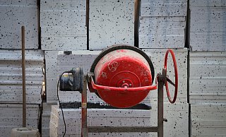 Ein Betonmischer steht auf der Baustelle eines Wohnhauses. Die Hoffnung wächst nach dem Baugipfel, dass nun wieder mehr gebaut wird. - picture alliance/dpa