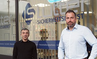 Einsatzleiter Abdullah Akman (l.) und Inhaber Christopher Lutter von Lutter Sicherheitsdienst schicken ihre Mitarbeiter in Zeiten von Corona zu anderen Einsätzen: Organisation und Kontrolle stehen jetzt im Vordergrund. - Phyllis Frieling