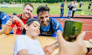 Die siebenjährige SCP-Fan Amir macht ein Selfie mit Torwart Pelle Boevink (l.) und Stürmer Antonio Grimaldi. - BESIM MAZHIQI