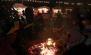 Rund um die große Wiese zwischen Thekoa und der Kirche zogen sich die festlich geschmückten Buden, auf dem Grün wurde mitunter Lagerfeuer entzündet oder Stockbrot gebacken. - Carolin Riethmüller
