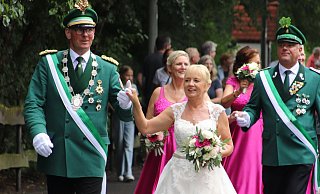 Norbert und Birgit Müller beim Festumzug zum Schützenfest durch Gesseln. - Sigrid Mertensmeyer