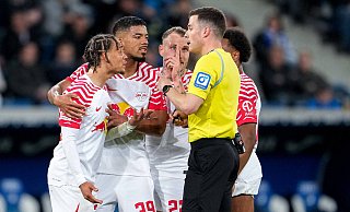Beschweren und lamentieren: Bundesliga-Schiedsrichter Harm Osmers wird hier nach einer Entscheidung von Leipziger Spielern bedrängt. - IMAGO/foto2press