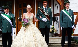 Ein goldener Auftritt für das Schmechtener Königspaar Jens und Nicole Fechner. - Moritz Räker