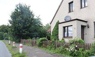 Vor dem Haus von Beate Schwager sollen drei weiß-rote Poller verhindern, dass die Lastwagen ihren Zaun und Vorgarten beschädigen. Sie haben schon einige Macken. - Judith Gladow