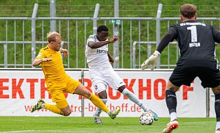 Konsequent abschließen: Die Chancenverwertung ist beim SV Rödinghausen, hier mit Stürmer Abdul Moursalim Fesenmeyer (Mitte), noch ausbaufähig. - Joel Beinke