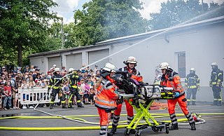 Wasser spritzt, die Trage rollt: Am Tag der offenen Tür zeigt die Feuerwehr in ihrer Hauptwache Am Stadtholz wie sie Menschen rettet und das Feuer bekämpft. - Felix Brenneke