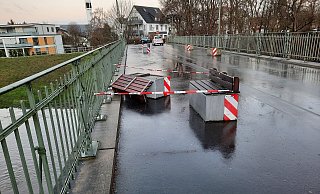 Noch am Montagmorgen ist die Unfallstelle mit Flatterband abgesperrt, wie Leser Klaus Fischer beobachtet hat. - Klaus Fischer