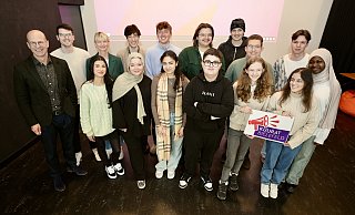Sozialdezernent Ingo Nürnberger (v.l.), Jannes Bökmann und Claudia Meise vom Jugendamt sowie Schülerinnen, Schüler und Studenten. - Peter Unger