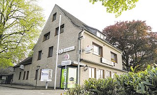 Direkt an der bekannten „Friedenslinde“ hat ein Autofahrer die Schranke einer Bushaltestelle durchbrochen. - Christian Geisler
