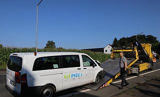 Bei einem Verkehrsunfall wurden sieben Insassen eines Minibus leicht verletzt. - Claus Frickemeier