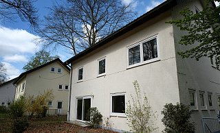 Die Meinung unseres Autors ist klar: Die Britenhäuser zeigen, dass sich die Preisentwicklung auf dem Immobilienmarkt von der wirtschaftlichen Realität in Gütersloh weit entfernt hat. - Archivfoto/ Andreas Frücht