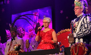 Prinzessin Wilma Thorenmeier erklärt kurz nach ihrer Inthronisierung beim großen Steinheimer Galaabend, wo genau ihr Heimatort Ruensiek eigentlich liegt. Foto: map - Madita Schellenberg