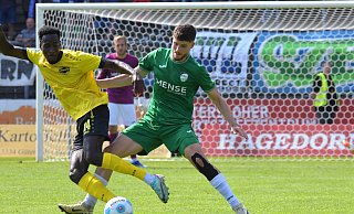 Neuzugang Justus Henke (r.) hat sich beim FC Gütersloh in der Innenverteidigung festgespielt, ist aus der ersten Elf gar nicht mehr wegzudenken. - Jens Dünhölter