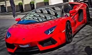 Neben einem BMW M Competition und einem Audi R8 war ein roter Sportwagen - mutmaßlich ein Lamborghini - an einem illegalen Straßenrennen bei Delbrück beteiligt. (Symbolfoto) - Pixabay