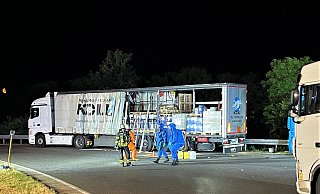 In Schutzanzügen kümmerten sich die Spezialisten im den lecken Behälter auf dem Sattelzug am A44-Parkplatz Bühleck. - FFW Breuna