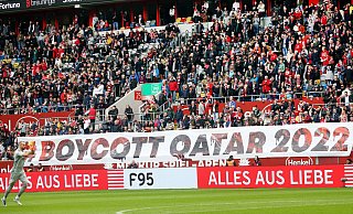 In vielen deutschen Stadien, wie hier in Düsseldorf, fordern die Fans zu einem WM-Boykott auf. - DPA/Roland Weihrauch