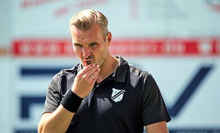 Ließ nach dem Heimsieg gegen Schalke ordentlich Dampf ab: Trainer Carsten Rump. - Joel Beinke