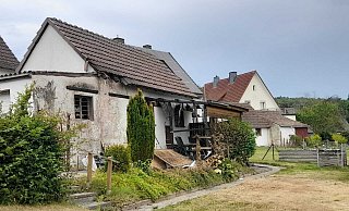 Die Polizei ermittelt die weiteren Details zum Todesfall und zum Feuer. Der Wohnwagen wurde bereits abtransportiert. - Simone Flörke