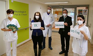 Astrid Hiller (MS-Fachkraft), Janina Sauerwald (Patientin), Thomas Postert (Chefarzt der Klinik für Neurologie), Michael Dreier (Bürgermeister) sowie Nicole Rüssel (MS-Fachkraft). - St. Vincenz-Krankenhaus/Hoppe