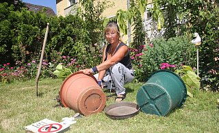 Lilli Symannek hat das Rasenstück vor ihrer Mietwohnung in jahrelanger Gärtnerarbeit betreut. Unbekannte haben offenbar etwas dagegen. - Ulf Hanke