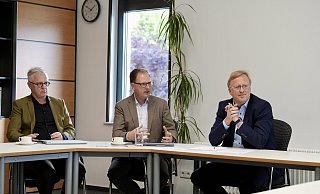 Erklärten, wie das Insolvenzverfahren in Eigenverwaltung zur Rettung der AWO OWL führt: AWO-OWL-Vorstandschef Thomas Euler (r.) und Finanzvorstand Christoph Lützenkirchen sowie de Generalbevollmächtigte Andreas Budnik (Mitte). - Peter Unger