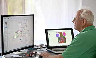 Ein Senior arbeitet in seiner Elektronik-Werkstatt im Home-Office. - picture alliance / Panama Pictures