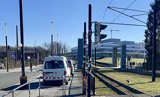 An den Fußgänger-Schranken, die von der Haltestelle Wellensiek zur Uni führen, verläuft das Treffen anders als erhofft. - Symbolfoto: Jens Reichenbach