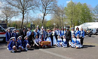 Auf dem Maspernplatz: Die Beverunger sind mit einer Fußgruppe nach Paderborn angereist. - Carnevals-Verein-Weser-Brücke