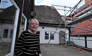Christiane Mecking-Bittel auf der Dachterrasse ihrer ehemaligen Wohnung. Die Sicherungsarbeiten haben bereits begonnen. - David Schellenberg