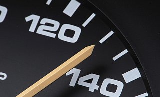 Ein 19-Jähriger habe in kürzester Zeit auf Tempo 160 innerhalb des Herforder Stadtgebiets beschleunigt. - Armin Weigel/dpa