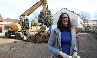 Schweneker-Geschäftsführerin Sandra Homeier auf der Baustelle an der Georgstraße. Hier entsteht ein Fünffamilienhaus. - Jörg Stuke Schweneker-Geschäftsführerin Sandra Homeier auf der Baustelle an der Georgstraße. Hier entsteht ein Fünffamilienhaus. - Jörg Stuke