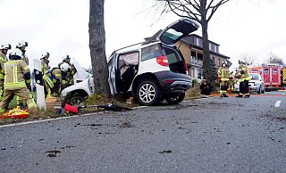 Die Feuerwehr Rödinghausen im Einsatz beim schweren Unfall am Sonntagachmittag auf der Bruchstraße. - Niklas Krämer