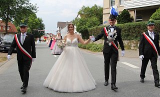 Die Sonne strahlt und das junge Königspaar Daniel Stiene und Mareike Poschmann strahlt zurück. - Saskia Jochheim