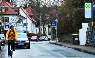 Radler fahren bergab oft zwischen Autos und haben zu ihrer Rechten noch parkende Autos - künftig soll es im Johannistal hier keine Parkplätze mehr geben. Bergauf (hier rechts) ist ein breiter Geh-/Radweg geplant. - Kurt Ehmke