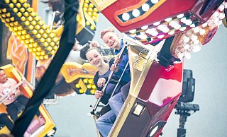Hannah (13) und Mats (10) finden „Heroes“ besser als den "Break Dancer", der sonst auf den Bünder Stadtfesten steht. - Joel Beinke