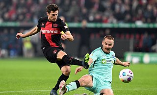 SCP-Verteidiger Jannis Heuer (r.), hier gegen Bayer-Stürmer Jonas Hofmann, feierte am Mittwoch ein gelungenes Comeback zu lassen. - picture alliance